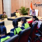 मुख्यमंत्री ने बालिकाओं के साथ प्रधानमंत्री के मन की बात के 134 वें संस्करण को सुना