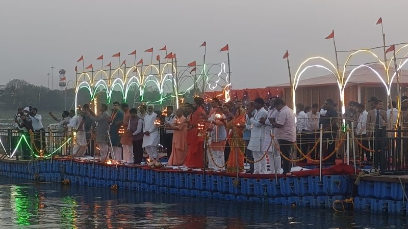 सीएम योगी ने संगम में फ्लोटिंग जेटी पर गंगा आरती का किया शुभारंभ