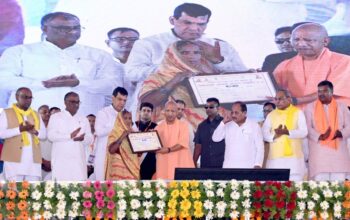 CM Yogi honored the beneficiaries of various schemes.
