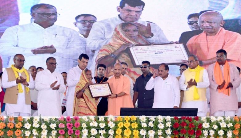 CM Yogi honored the beneficiaries of various schemes.