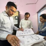 सब रजिस्टार कार्यालय विकासनगर में डीएम और चक्र निरीक्षण; पुराने विलेख पत्र रजिस्टर जब्त