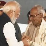मंच पर PM मोदी का खास अंदाज,  98 वर्षीय बुजुर्ग के पैर छूकर लिया आशीर्वाद