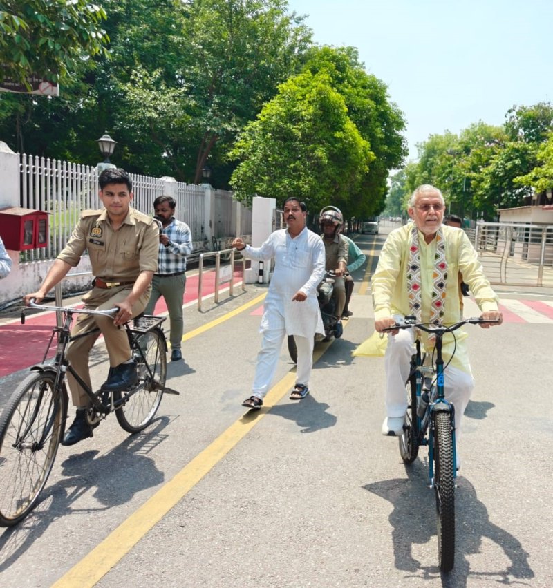 सीएम योगी की प्रेरणा से ईंधन बचत अभियान को मिली नई रफ्तार, साइकिल से विधानसभा पहुंचे वित्त मंत्री
