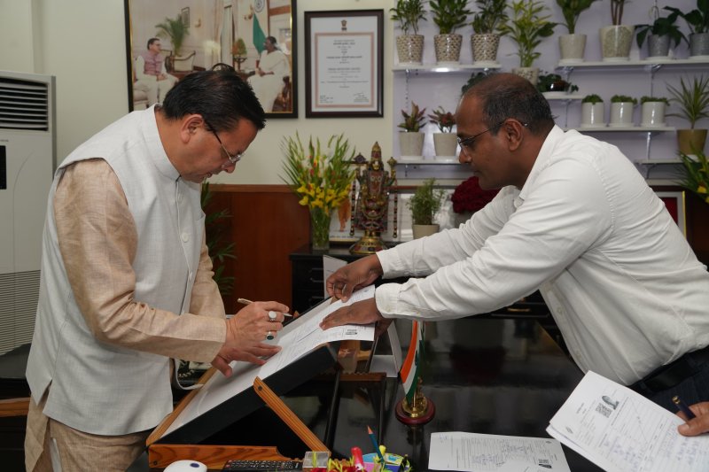 उत्तराखंड में विशेष गहन पुनरीक्षण अभियान शुरू, मुख्यमंत्री धामी को सौंपा गया गणना फॉर्म