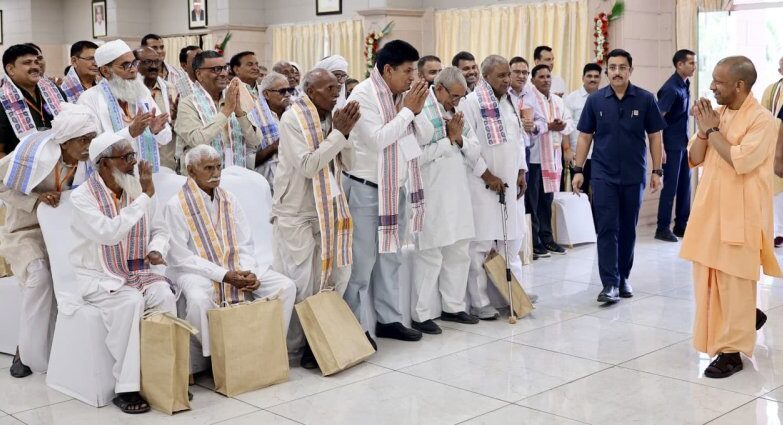 Farmers shared their experiences with CM Yogi