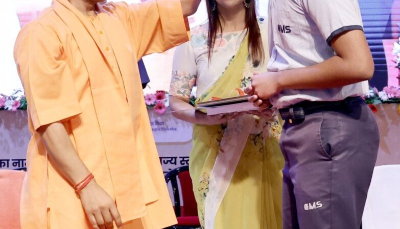CM Yogi participated in the meritorious student felicitation ceremony.