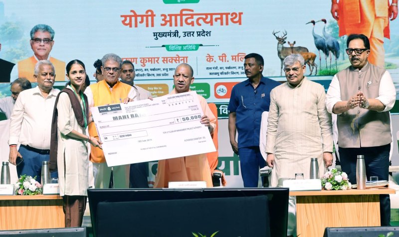 ‘एक पेड़ मां के नाम’ कार्यक्रम में सम्मानित हुईं प्रतिभाएं, छात्र-छात्राओं और ग्राम प्रधानों ने सीएम योगी का जताया आभार