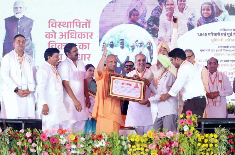मुख्यमंत्री ने विभिन्न योजनाओं के लाभार्थियों को दिया आवंटन पत्र, चेक, मकान की चाबी व सम्मान
