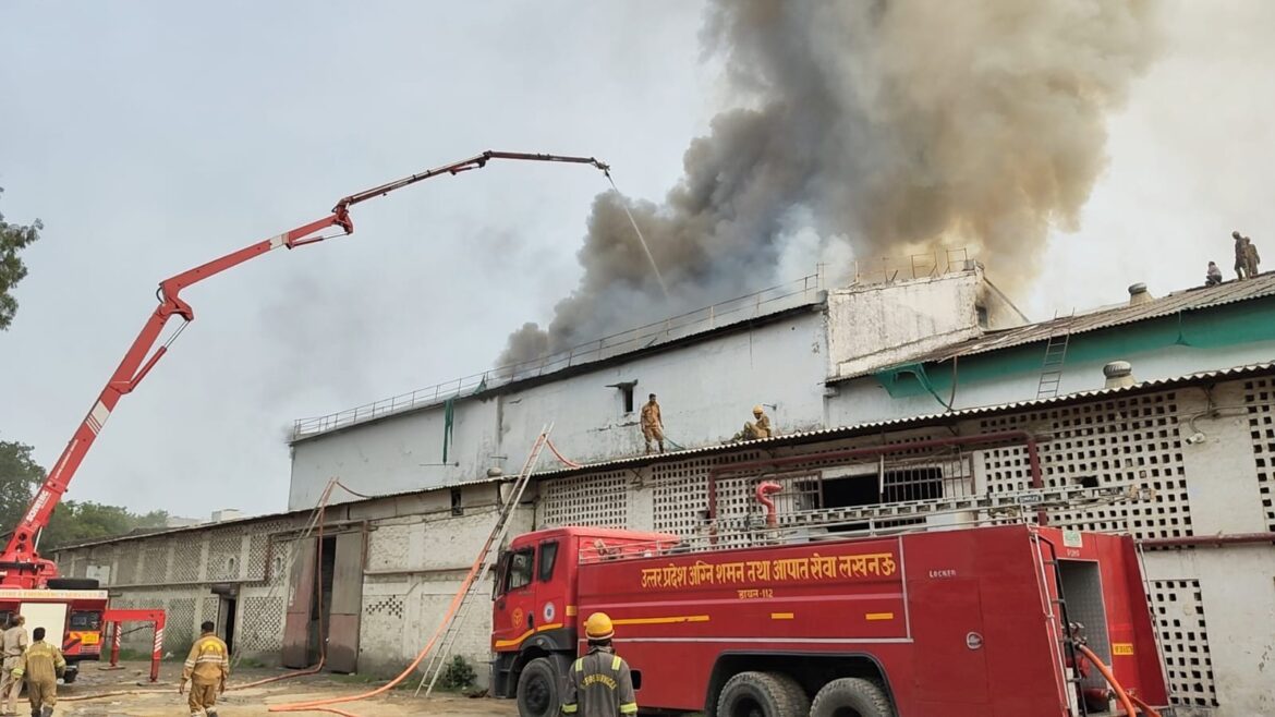 लखनऊ के कोल्ड स्टोरेज में लगी भीषण, दमकल की 25 गाड़ियां मौके ओर मौजूद आग