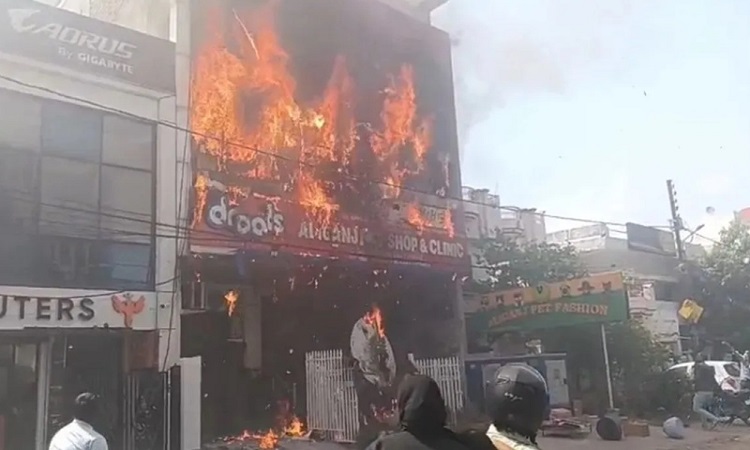 लखनऊ अग्निकांड में 14 की मौत, CM योगी ने रद्द किया दौरा