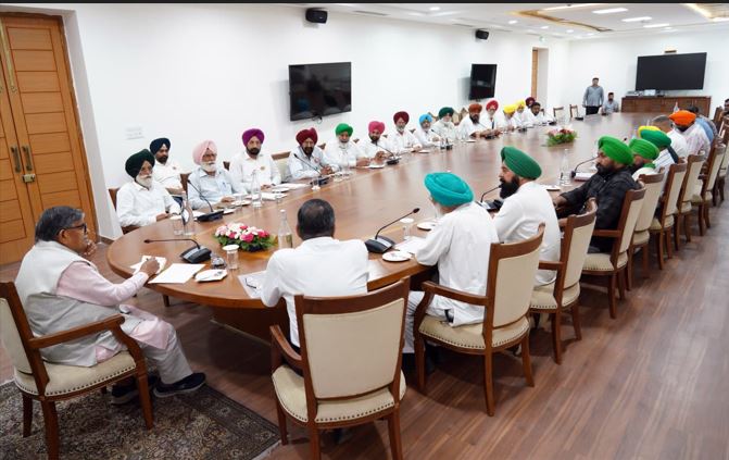 Punjab farmers submit memorandum to Governor demanding legal guarantee of MSP