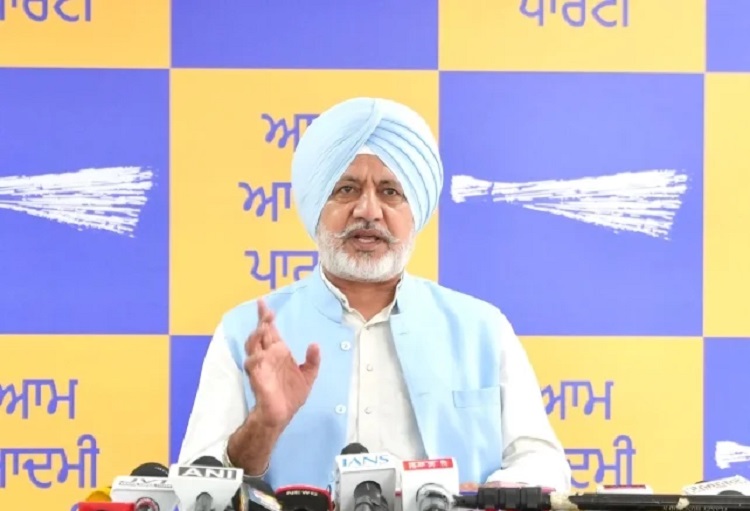 AAP ने कांग्रेस-भाजपा को घेरा, कहा- भगवंत मान को निशाना बनाने की साजिश