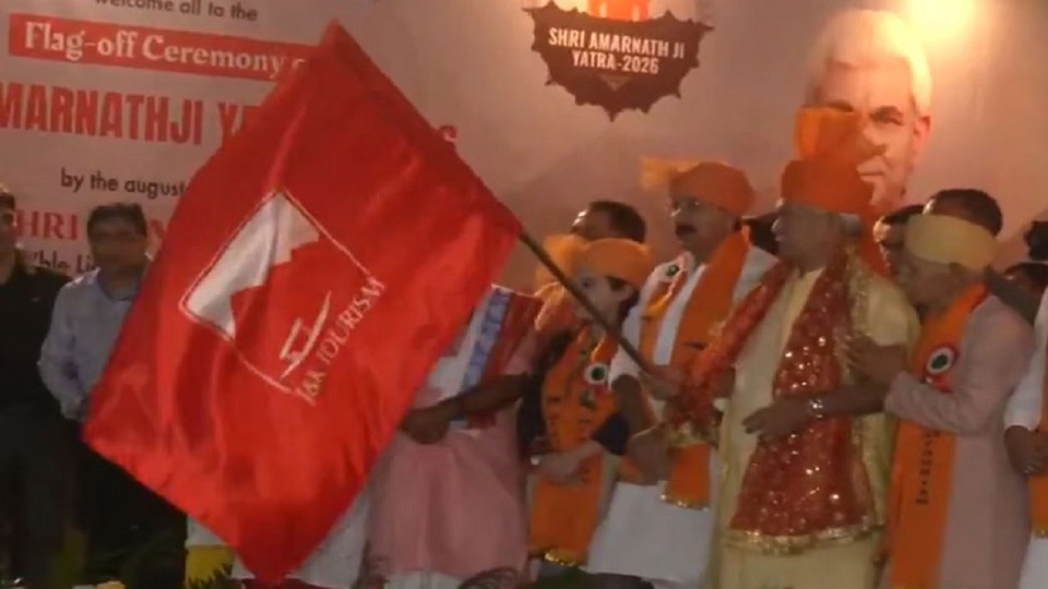 अमरनाथ यात्रा का शुभारंभ, एलजी सिन्हा ने श्रद्धालुओं के पहले जत्थे को किया रवाना