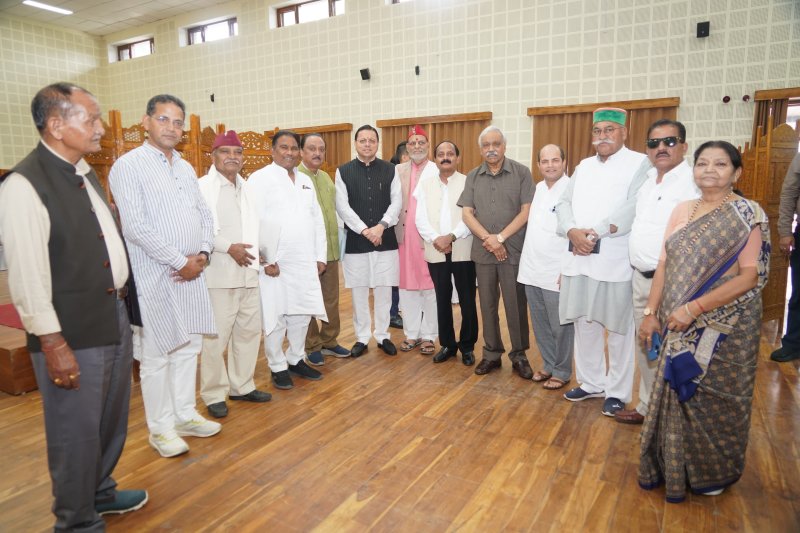 सर्वाधिक कार्यकाल पूरा करने पर पूर्व विधायकों ने सीएम धामी को दी बधाई