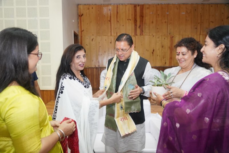 सर्वाधिक कार्यकाल पूरा करने पर विभिन्न संगठनों ने सीएम धामी का किया अभिनंदन
