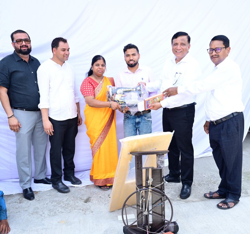 सीएम धामी के निर्देश का दिखा त्वरित असर, ज्ञापन देने वाली महिला को शाम तक मिली सिलाई मशीन