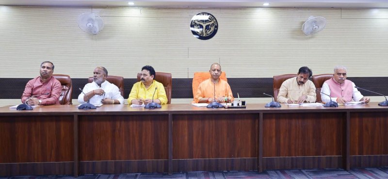 CM योगी ने विंध्य विकास कार्यों की समीक्षा की, अफसरों को दिए समयबद्ध कार्य के निर्देश