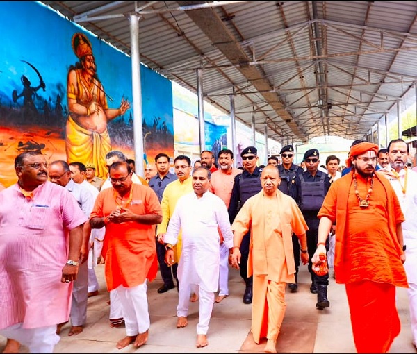CM योगी ने की कामदगिरि पर्वत की परिक्रमा, मांगा जनकल्याण का आशीर्वाद