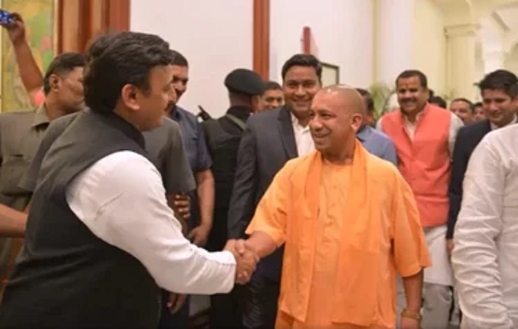 CM योगी ने अखिलेश को जन्मदिन पर दी बधाई, आरोग्य और दीर्घायु की कामना की