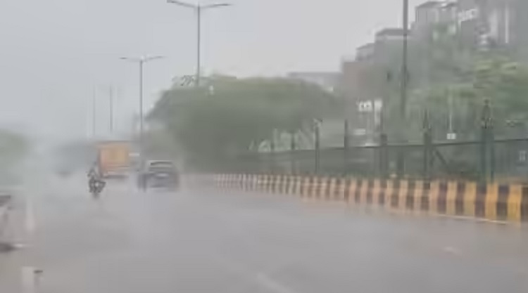 काले बादलों से घिरी दिल्ली, कई इलाकों में बारिश शुरू