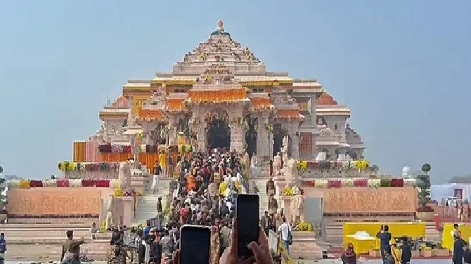 अयोध्या में आस्था बरकरार, रामलला दरबार में उमड़ रही श्रद्धालुओं की भीड़